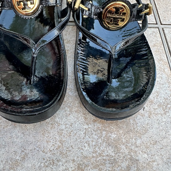 Tory Burch Ali Anteka Baby Gold Logo Sandal - Picture 3 of 12